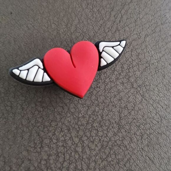 3-for$15 Winged heart Crocs shoe charm. New. Rare. - Picture 1 of 2